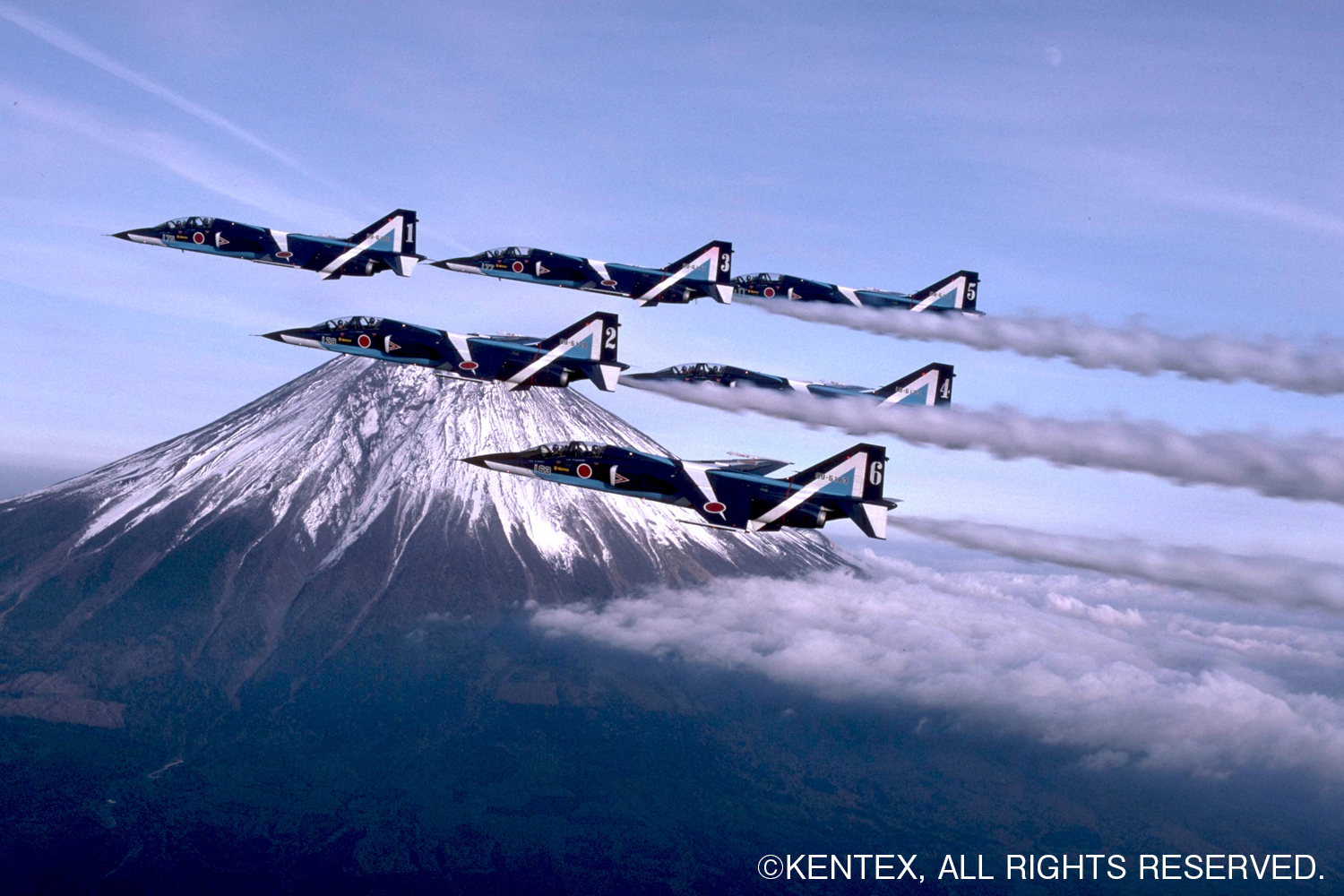 富士山をバックに飛行するＴ－２ブルー
