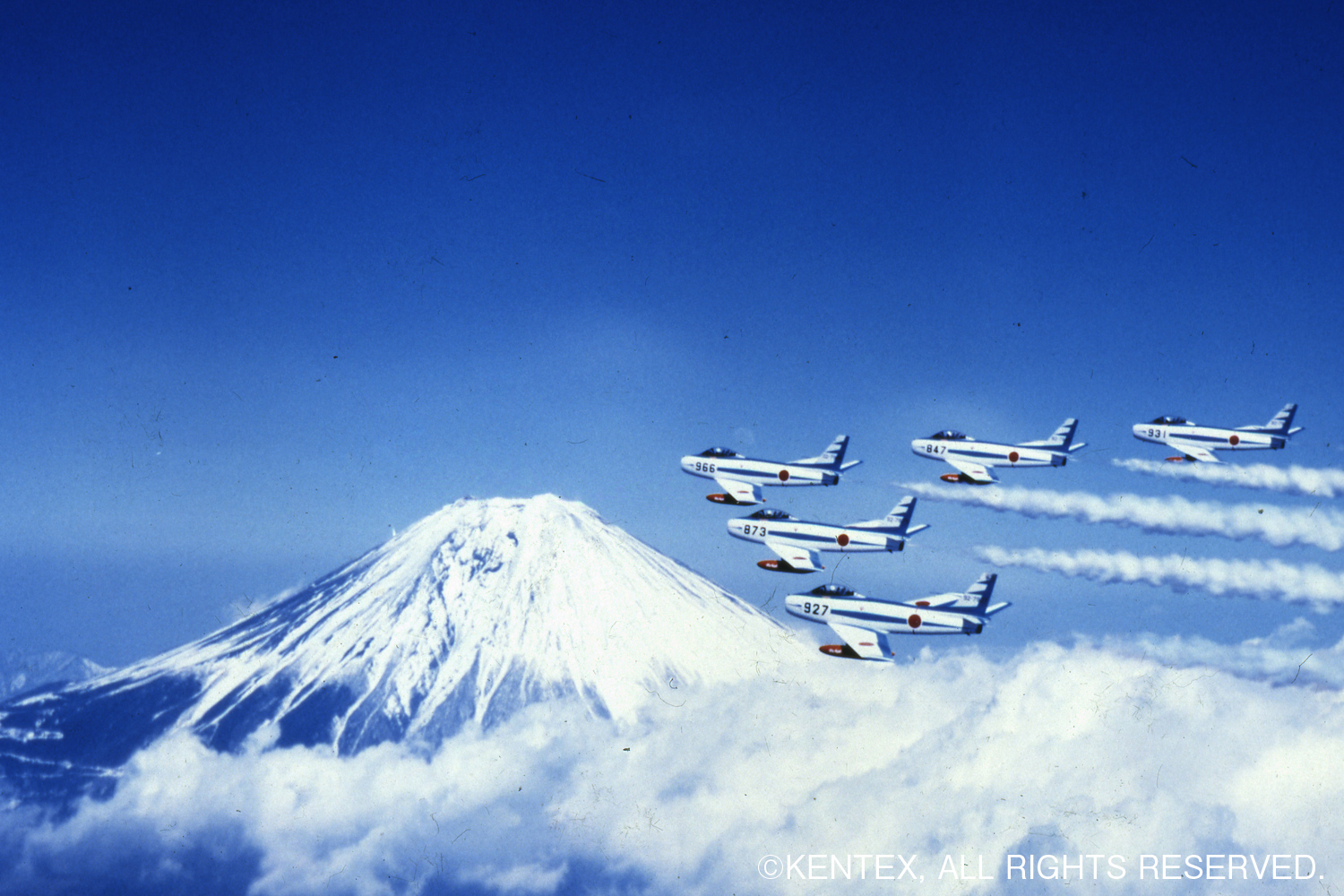 富士山をバックに編隊飛行するハチロクブルー